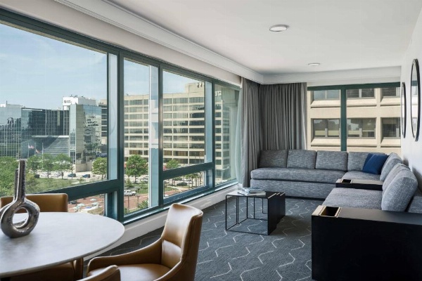 Renaissance by Marriott Baltimore Harborplace Hotel image 22